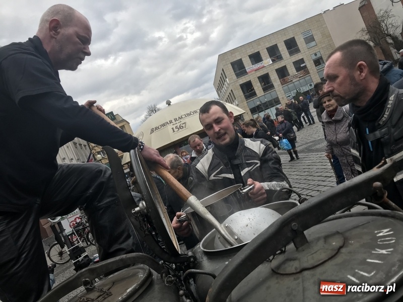 Zdjęcie w galerii na portalu naszraciborz.pl: Biskup opolski święcił w Raciborzu pokarmy i z prezydentem serwował żurek WIDEO wiadomości z regionu