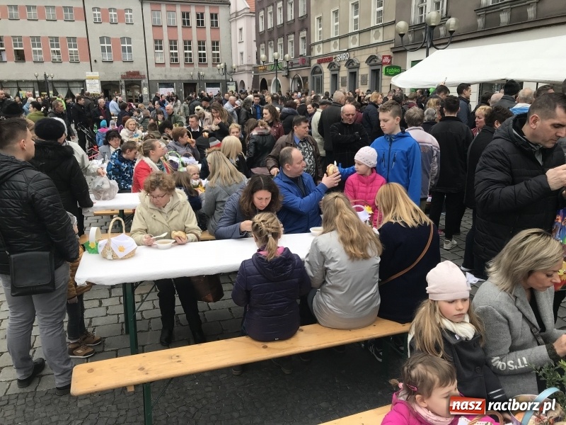 Zdjęcie w galerii na portalu naszraciborz.pl: Biskup opolski święcił w Raciborzu pokarmy i z prezydentem serwował żurek WIDEO wiadomości z regionu