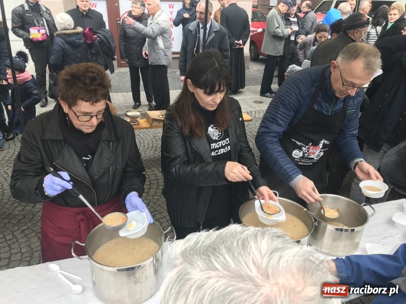 Zdjęcie w galerii na portalu naszraciborz.pl: Biskup opolski święcił w Raciborzu pokarmy i z prezydentem serwował żurek WIDEO wiadomości z regionu