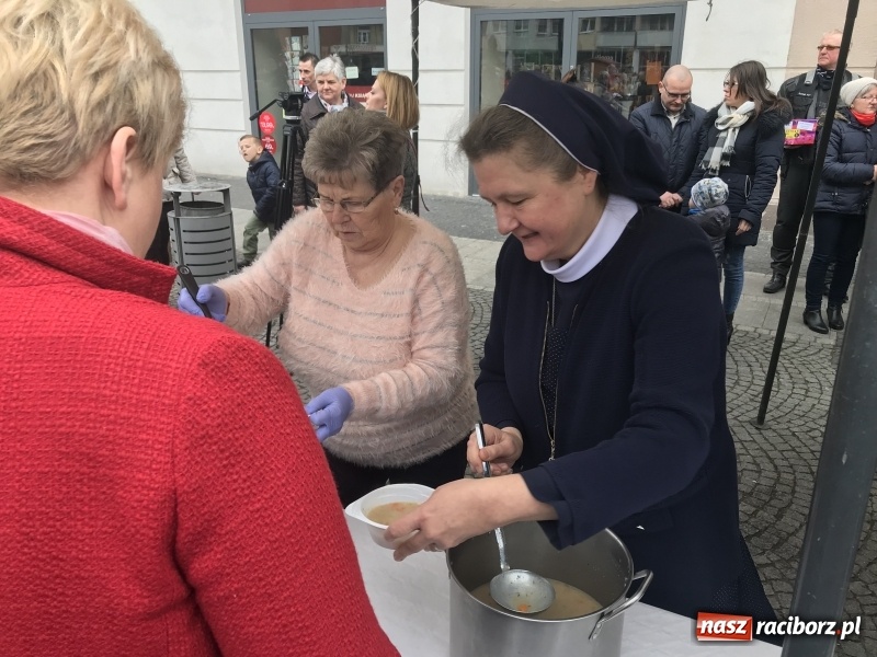 Zdjęcie w galerii na portalu naszraciborz.pl: Biskup opolski święcił w Raciborzu pokarmy i z prezydentem serwował żurek WIDEO wiadomości z regionu