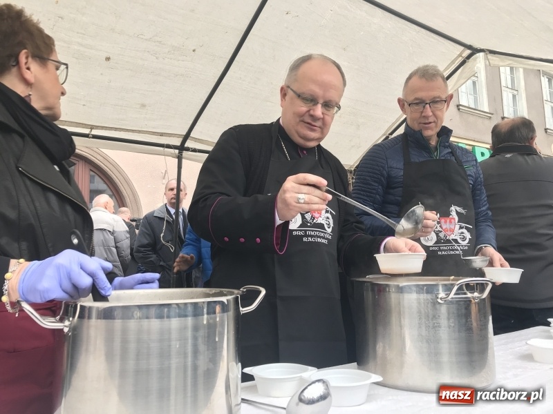 Zdjęcie w galerii na portalu naszraciborz.pl: Biskup opolski święcił w Raciborzu pokarmy i z prezydentem serwował żurek WIDEO wiadomości z regionu
