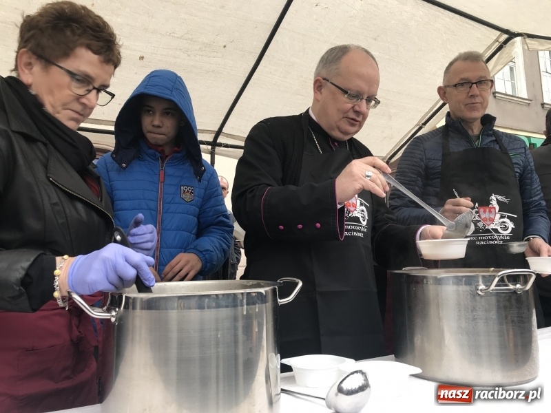 Zdjęcie w galerii na portalu naszraciborz.pl: Biskup opolski święcił w Raciborzu pokarmy i z prezydentem serwował żurek WIDEO wiadomości z regionu