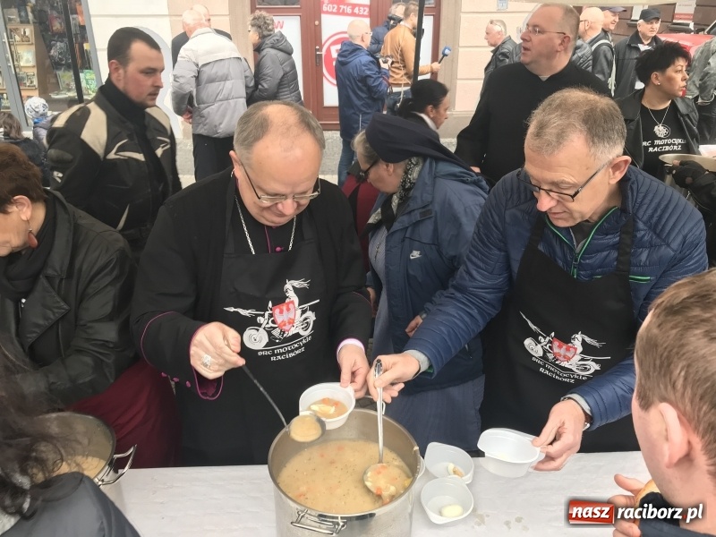 Zdjęcie w galerii na portalu naszraciborz.pl: Biskup opolski święcił w Raciborzu pokarmy i z prezydentem serwował żurek WIDEO wiadomości z regionu
