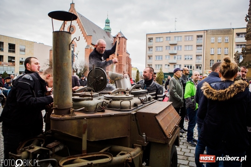 Zdjęcie w galerii na portalu naszraciborz.pl: Biskup opolski święcił w Raciborzu pokarmy i z prezydentem serwował żurek WIDEO wiadomości z regionu