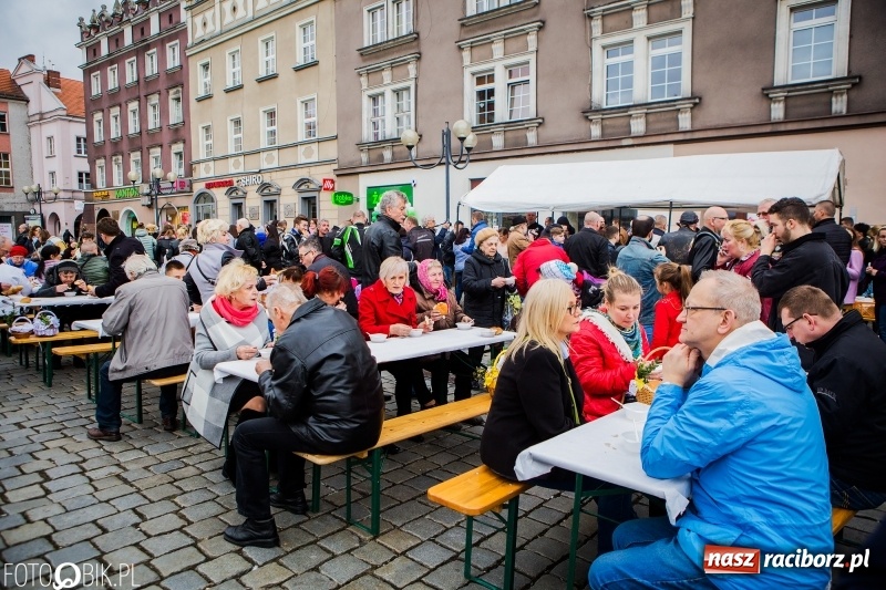 Zdjęcie w galerii na portalu naszraciborz.pl: Biskup opolski święcił w Raciborzu pokarmy i z prezydentem serwował żurek WIDEO wiadomości z regionu