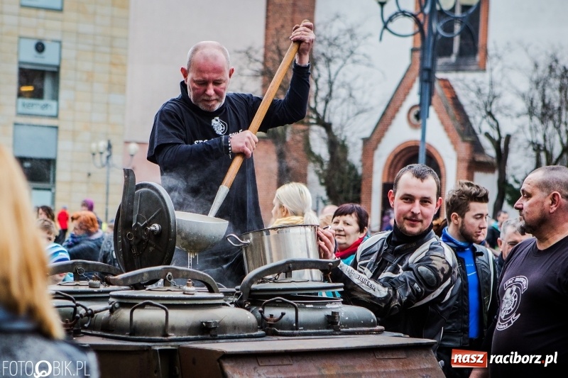 Zdjęcie w galerii na portalu naszraciborz.pl: Biskup opolski święcił w Raciborzu pokarmy i z prezydentem serwował żurek WIDEO wiadomości z regionu