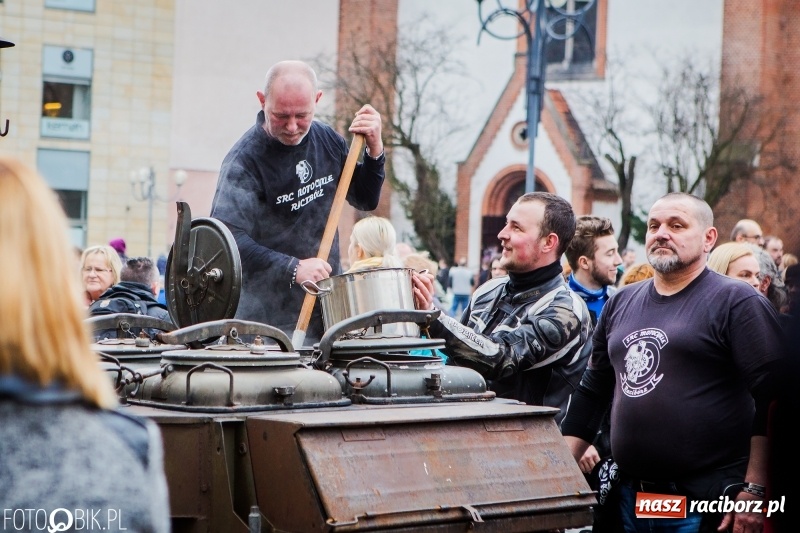 Zdjęcie w galerii na portalu naszraciborz.pl: Biskup opolski święcił w Raciborzu pokarmy i z prezydentem serwował żurek WIDEO wiadomości z regionu