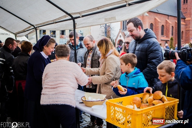 Zdjęcie w galerii na portalu naszraciborz.pl: Biskup opolski święcił w Raciborzu pokarmy i z prezydentem serwował żurek WIDEO wiadomości z regionu