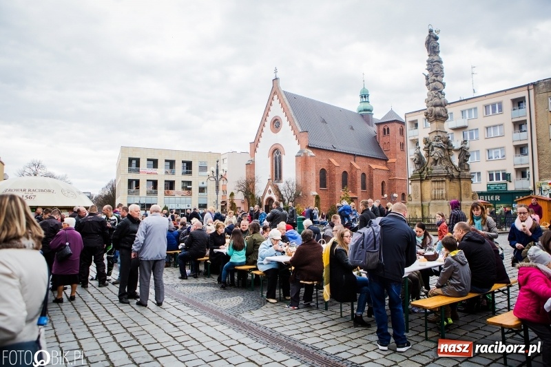 Zdjęcie w galerii na portalu naszraciborz.pl: Biskup opolski święcił w Raciborzu pokarmy i z prezydentem serwował żurek WIDEO wiadomości z regionu