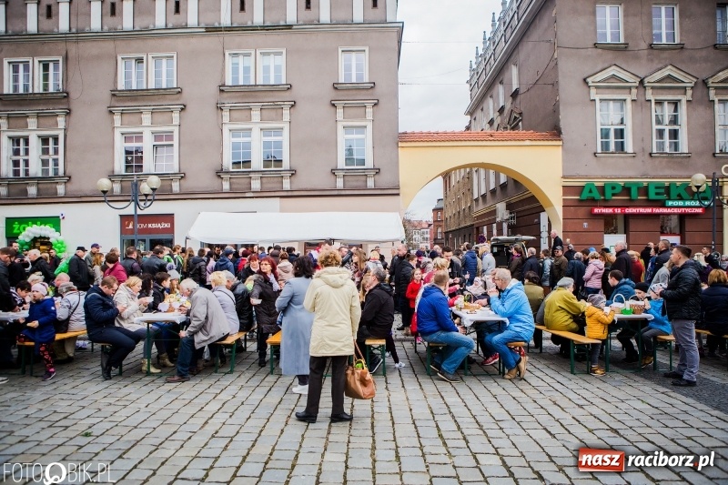 Zdjęcie w galerii na portalu naszraciborz.pl: Biskup opolski święcił w Raciborzu pokarmy i z prezydentem serwował żurek WIDEO wiadomości z regionu