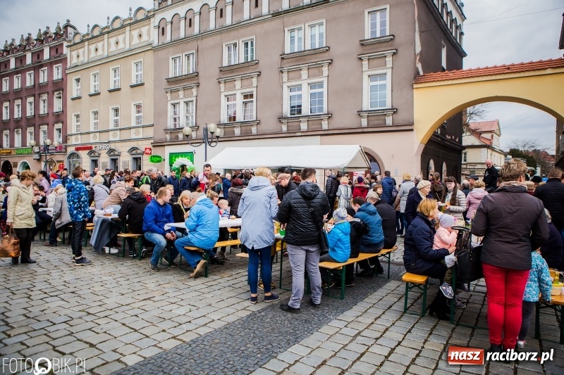 Zdjęcie w galerii na portalu naszraciborz.pl: Biskup opolski święcił w Raciborzu pokarmy i z prezydentem serwował żurek WIDEO wiadomości z regionu