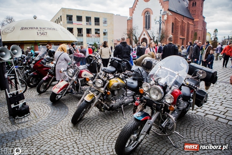 Zdjęcie w galerii na portalu naszraciborz.pl: Biskup opolski święcił w Raciborzu pokarmy i z prezydentem serwował żurek WIDEO wiadomości z regionu