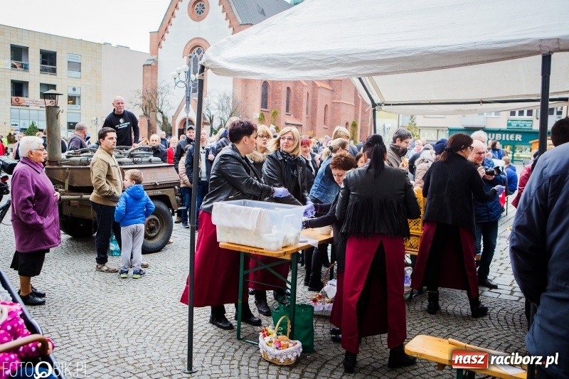 Zdjęcie w galerii na portalu naszraciborz.pl: Biskup opolski święcił w Raciborzu pokarmy i z prezydentem serwował żurek WIDEO wiadomości z regionu