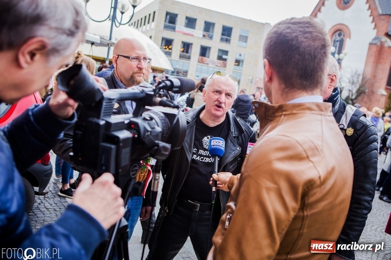 Zdjęcie w galerii na portalu naszraciborz.pl: Biskup opolski święcił w Raciborzu pokarmy i z prezydentem serwował żurek WIDEO wiadomości z regionu