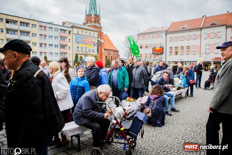 Zdjęcie w galerii na portalu naszraciborz.pl: Biskup opolski święcił w Raciborzu pokarmy i z prezydentem serwował żurek WIDEO wiadomości z regionu