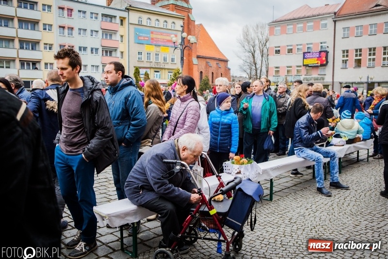 Zdjęcie w galerii na portalu naszraciborz.pl: Biskup opolski święcił w Raciborzu pokarmy i z prezydentem serwował żurek WIDEO wiadomości z regionu