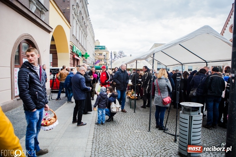 Zdjęcie w galerii na portalu naszraciborz.pl: Biskup opolski święcił w Raciborzu pokarmy i z prezydentem serwował żurek WIDEO wiadomości z regionu