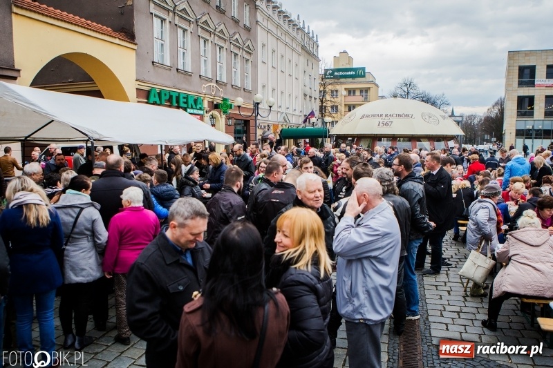 Zdjęcie w galerii na portalu naszraciborz.pl: Biskup opolski święcił w Raciborzu pokarmy i z prezydentem serwował żurek WIDEO wiadomości z regionu