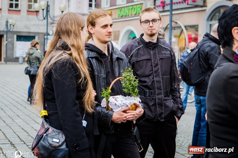 Zdjęcie w galerii na portalu naszraciborz.pl: Biskup opolski święcił w Raciborzu pokarmy i z prezydentem serwował żurek WIDEO wiadomości z regionu