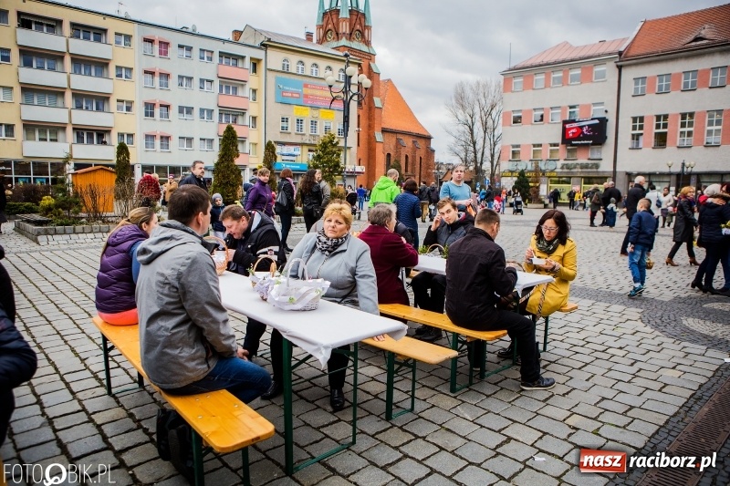 Zdjęcie w galerii na portalu naszraciborz.pl: Biskup opolski święcił w Raciborzu pokarmy i z prezydentem serwował żurek WIDEO wiadomości z regionu