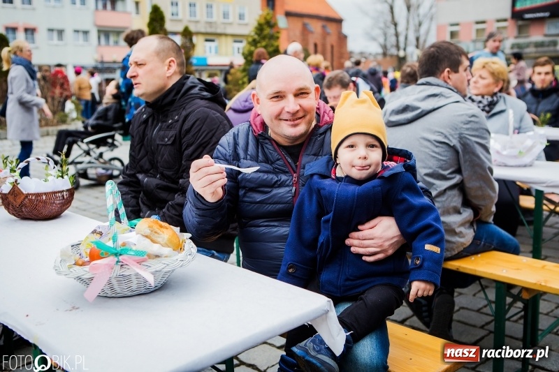 Zdjęcie w galerii na portalu naszraciborz.pl: Biskup opolski święcił w Raciborzu pokarmy i z prezydentem serwował żurek WIDEO wiadomości z regionu