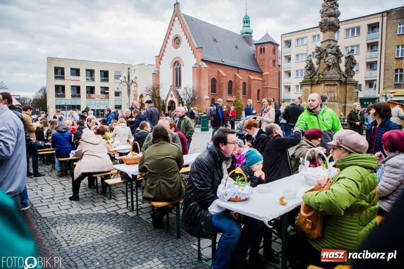 Zdjęcie w galerii na portalu naszraciborz.pl: Biskup opolski święcił w Raciborzu pokarmy i z prezydentem serwował żurek WIDEO wiadomości z regionu