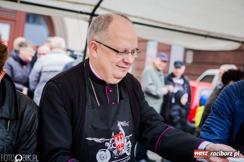 Zdjęcie w galerii na portalu naszraciborz.pl: Biskup opolski święcił w Raciborzu pokarmy i z prezydentem serwował żurek WIDEO wiadomości z regionu