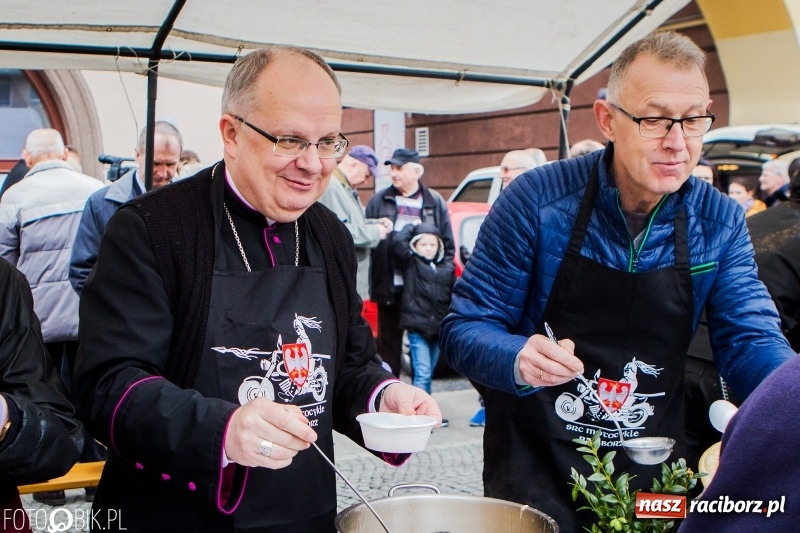 Zdjęcie w galerii na portalu naszraciborz.pl: Biskup opolski święcił w Raciborzu pokarmy i z prezydentem serwował żurek WIDEO wiadomości z regionu