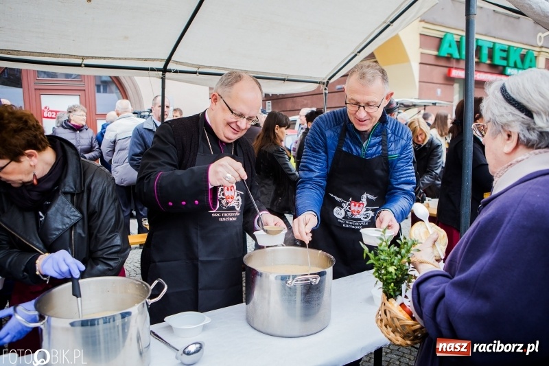 Zdjęcie w galerii na portalu naszraciborz.pl: Biskup opolski święcił w Raciborzu pokarmy i z prezydentem serwował żurek WIDEO wiadomości z regionu