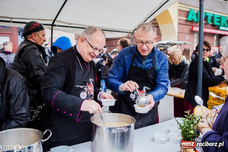 Zdjęcie w galerii na portalu naszraciborz.pl: Biskup opolski święcił w Raciborzu pokarmy i z prezydentem serwował żurek WIDEO wiadomości z regionu