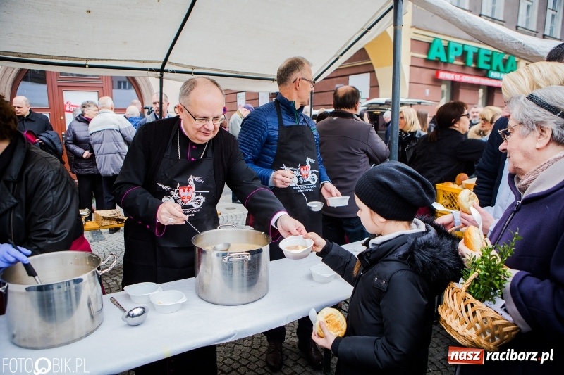 Zdjęcie w galerii na portalu naszraciborz.pl: Biskup opolski święcił w Raciborzu pokarmy i z prezydentem serwował żurek WIDEO wiadomości z regionu