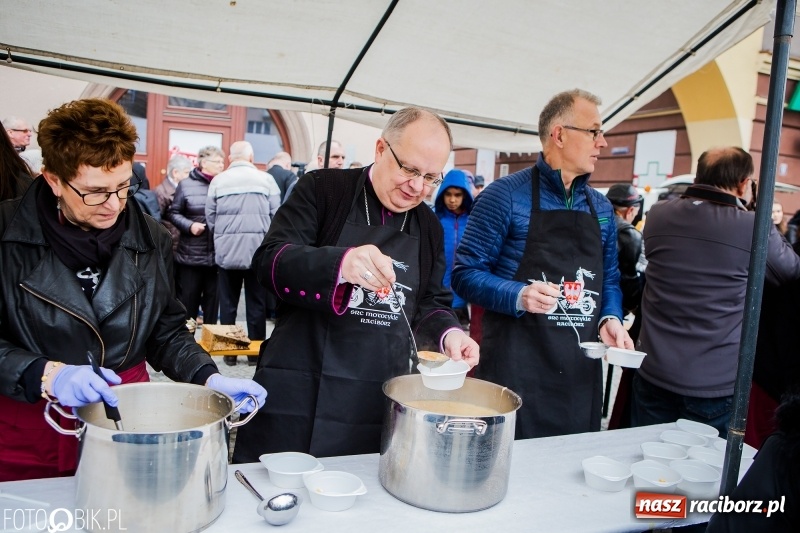 Zdjęcie w galerii na portalu naszraciborz.pl: Biskup opolski święcił w Raciborzu pokarmy i z prezydentem serwował żurek WIDEO wiadomości z regionu