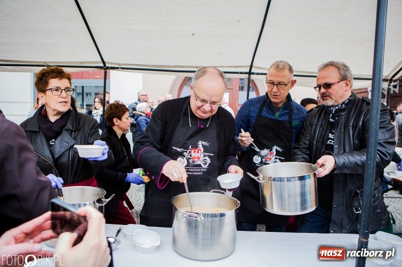 Zdjęcie w galerii na portalu naszraciborz.pl: Biskup opolski święcił w Raciborzu pokarmy i z prezydentem serwował żurek WIDEO wiadomości z regionu