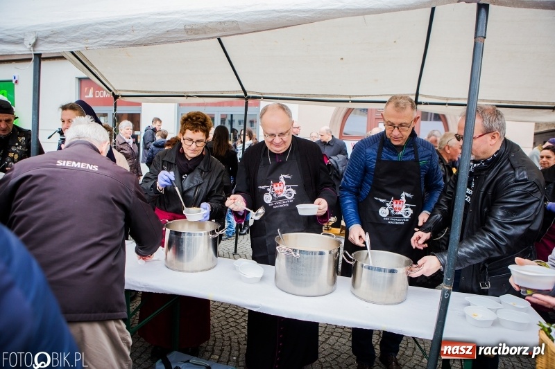 Zdjęcie w galerii na portalu naszraciborz.pl: Biskup opolski święcił w Raciborzu pokarmy i z prezydentem serwował żurek WIDEO wiadomości z regionu