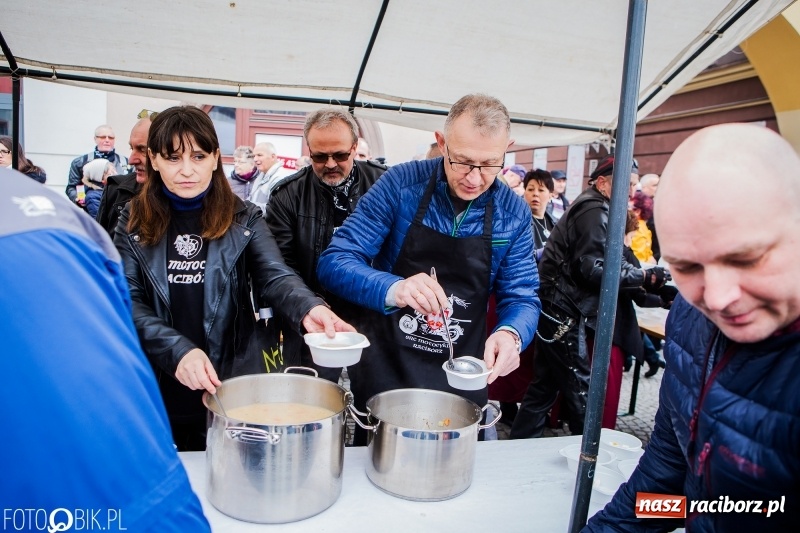 Zdjęcie w galerii na portalu naszraciborz.pl: Biskup opolski święcił w Raciborzu pokarmy i z prezydentem serwował żurek WIDEO wiadomości z regionu