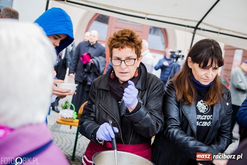 Zdjęcie w galerii na portalu naszraciborz.pl: Biskup opolski święcił w Raciborzu pokarmy i z prezydentem serwował żurek WIDEO wiadomości z regionu