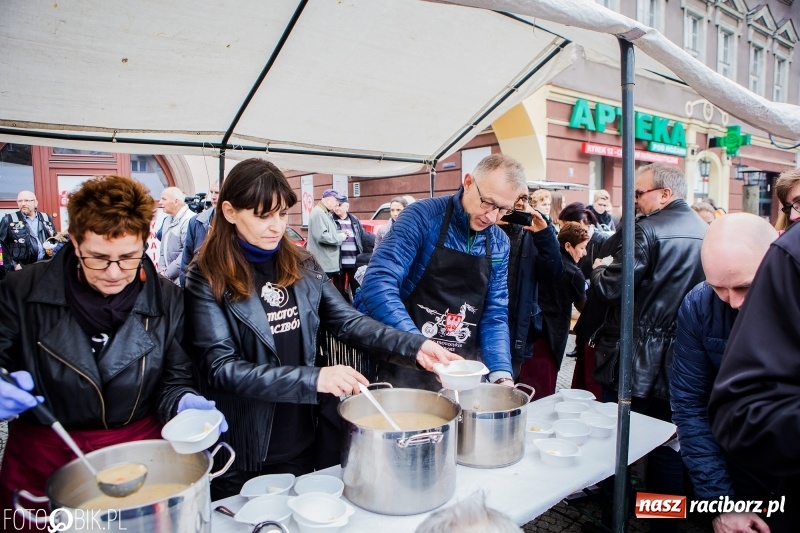 Zdjęcie w galerii na portalu naszraciborz.pl: Biskup opolski święcił w Raciborzu pokarmy i z prezydentem serwował żurek WIDEO wiadomości z regionu