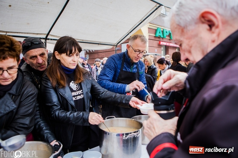 Zdjęcie w galerii na portalu naszraciborz.pl: Biskup opolski święcił w Raciborzu pokarmy i z prezydentem serwował żurek WIDEO wiadomości z regionu