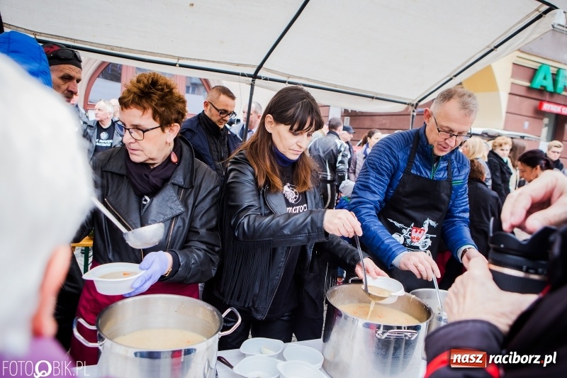Zdjęcie w galerii na portalu naszraciborz.pl: Biskup opolski święcił w Raciborzu pokarmy i z prezydentem serwował żurek WIDEO wiadomości z regionu