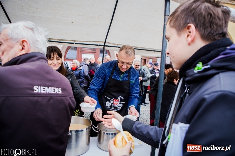 Zdjęcie w galerii na portalu naszraciborz.pl: Biskup opolski święcił w Raciborzu pokarmy i z prezydentem serwował żurek WIDEO wiadomości z regionu
