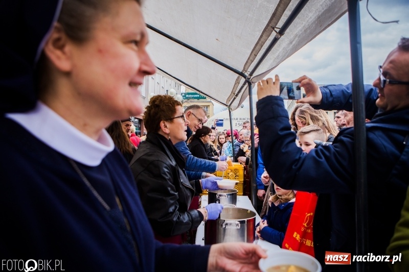 Zdjęcie w galerii na portalu naszraciborz.pl: Biskup opolski święcił w Raciborzu pokarmy i z prezydentem serwował żurek WIDEO wiadomości z regionu