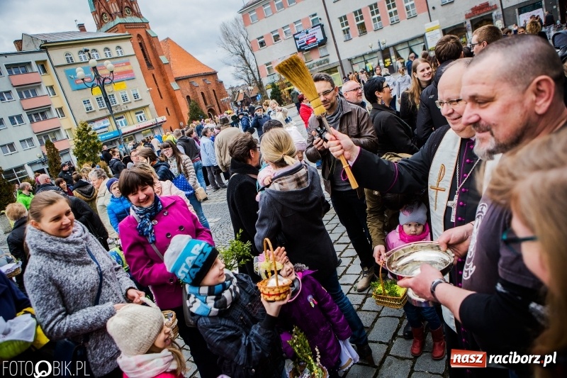 Zdjęcie w galerii na portalu naszraciborz.pl: Biskup opolski święcił w Raciborzu pokarmy i z prezydentem serwował żurek WIDEO wiadomości z regionu