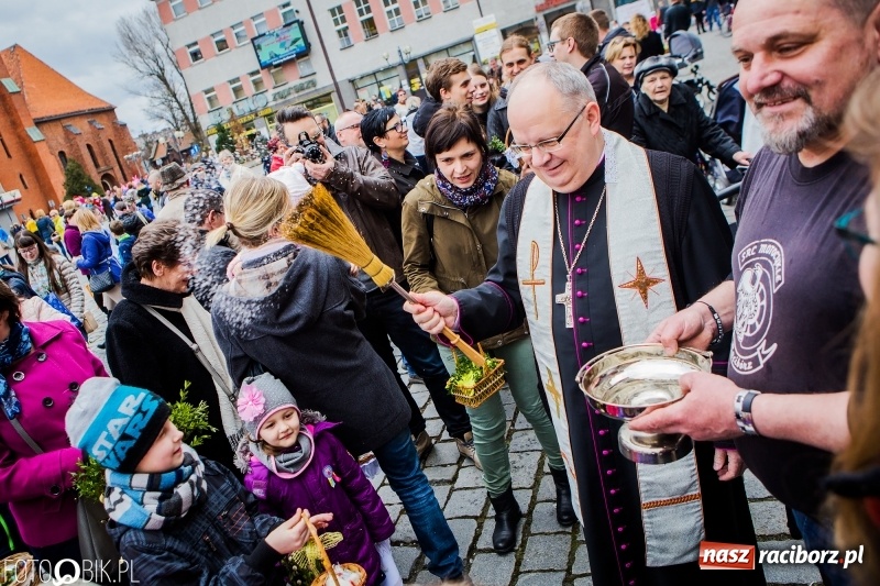 Zdjęcie w galerii na portalu naszraciborz.pl: Biskup opolski święcił w Raciborzu pokarmy i z prezydentem serwował żurek WIDEO wiadomości z regionu