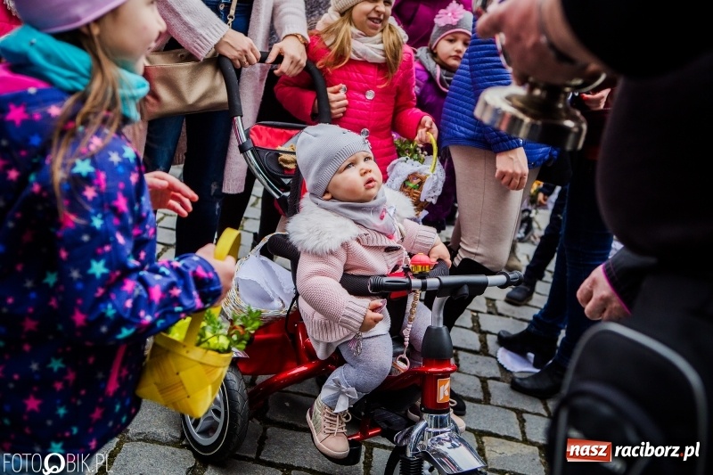 Zdjęcie w galerii na portalu naszraciborz.pl: Biskup opolski święcił w Raciborzu pokarmy i z prezydentem serwował żurek WIDEO wiadomości z regionu