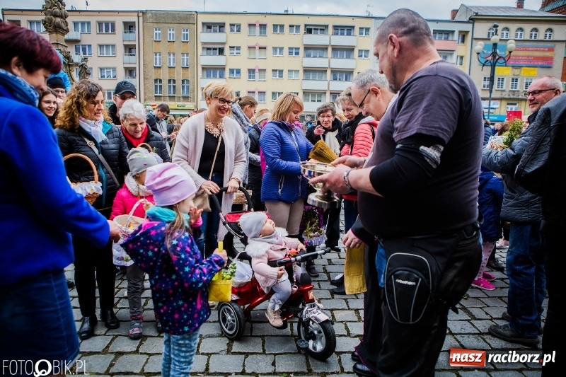 Zdjęcie w galerii na portalu naszraciborz.pl: Biskup opolski święcił w Raciborzu pokarmy i z prezydentem serwował żurek WIDEO wiadomości z regionu