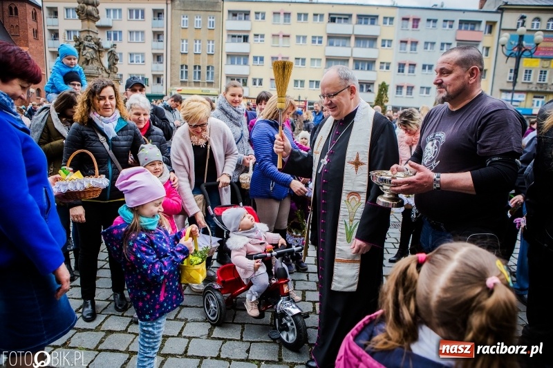 Zdjęcie w galerii na portalu naszraciborz.pl: Biskup opolski święcił w Raciborzu pokarmy i z prezydentem serwował żurek WIDEO wiadomości z regionu