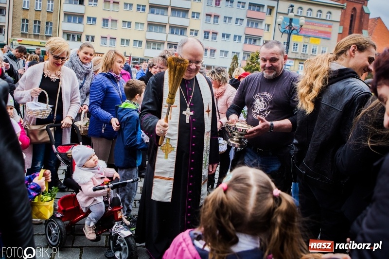 Zdjęcie w galerii na portalu naszraciborz.pl: Biskup opolski święcił w Raciborzu pokarmy i z prezydentem serwował żurek WIDEO wiadomości z regionu