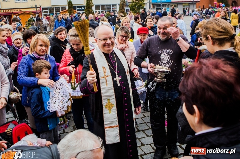 Zdjęcie w galerii na portalu naszraciborz.pl: Biskup opolski święcił w Raciborzu pokarmy i z prezydentem serwował żurek WIDEO wiadomości z regionu