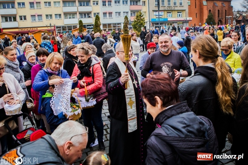 Zdjęcie w galerii na portalu naszraciborz.pl: Biskup opolski święcił w Raciborzu pokarmy i z prezydentem serwował żurek WIDEO wiadomości z regionu