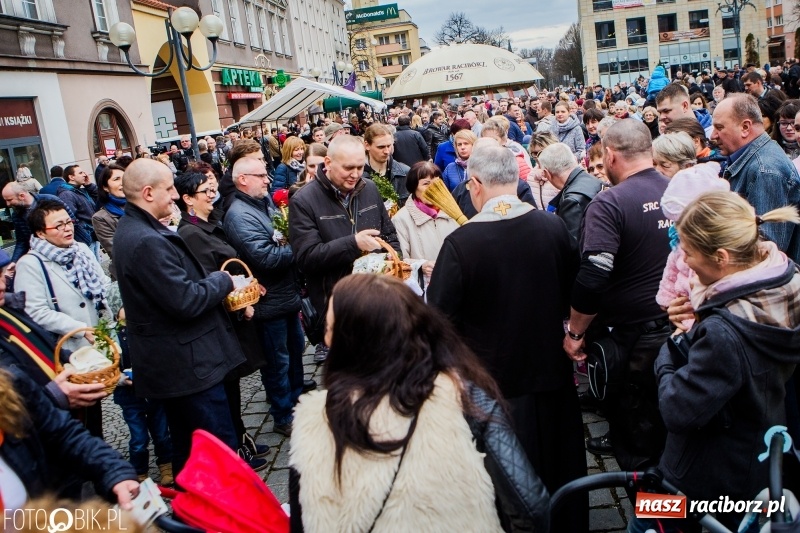 Zdjęcie w galerii na portalu naszraciborz.pl: Biskup opolski święcił w Raciborzu pokarmy i z prezydentem serwował żurek WIDEO wiadomości z regionu